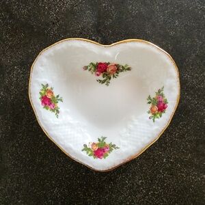 Royal ALBERT. BONE CHINA England White & Gold Heart-Shaped Dish W/Floral Design